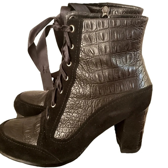 𝅺LORIBLU Adorable Booties EUC - Picture 3 of 7